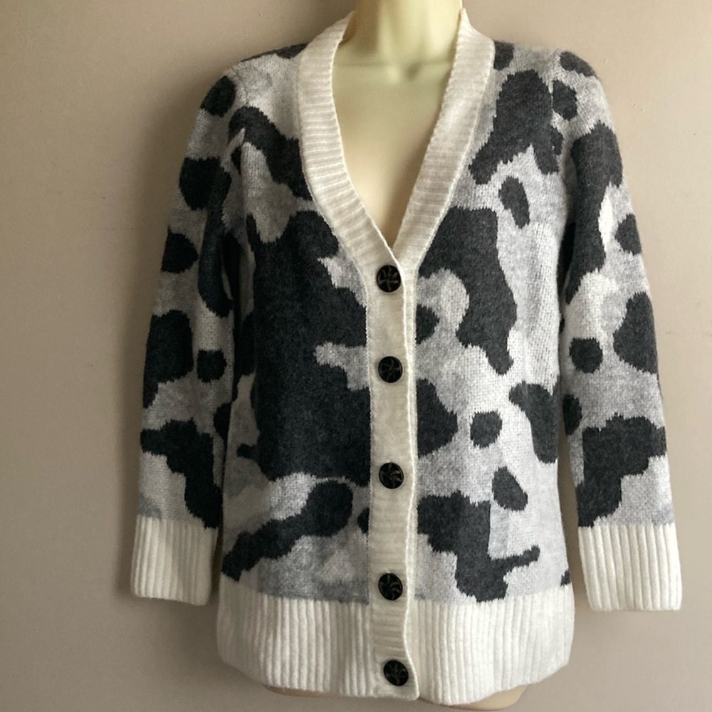 Cable & gauge multi grey sweater new with tags. Great Christmas present. Small.